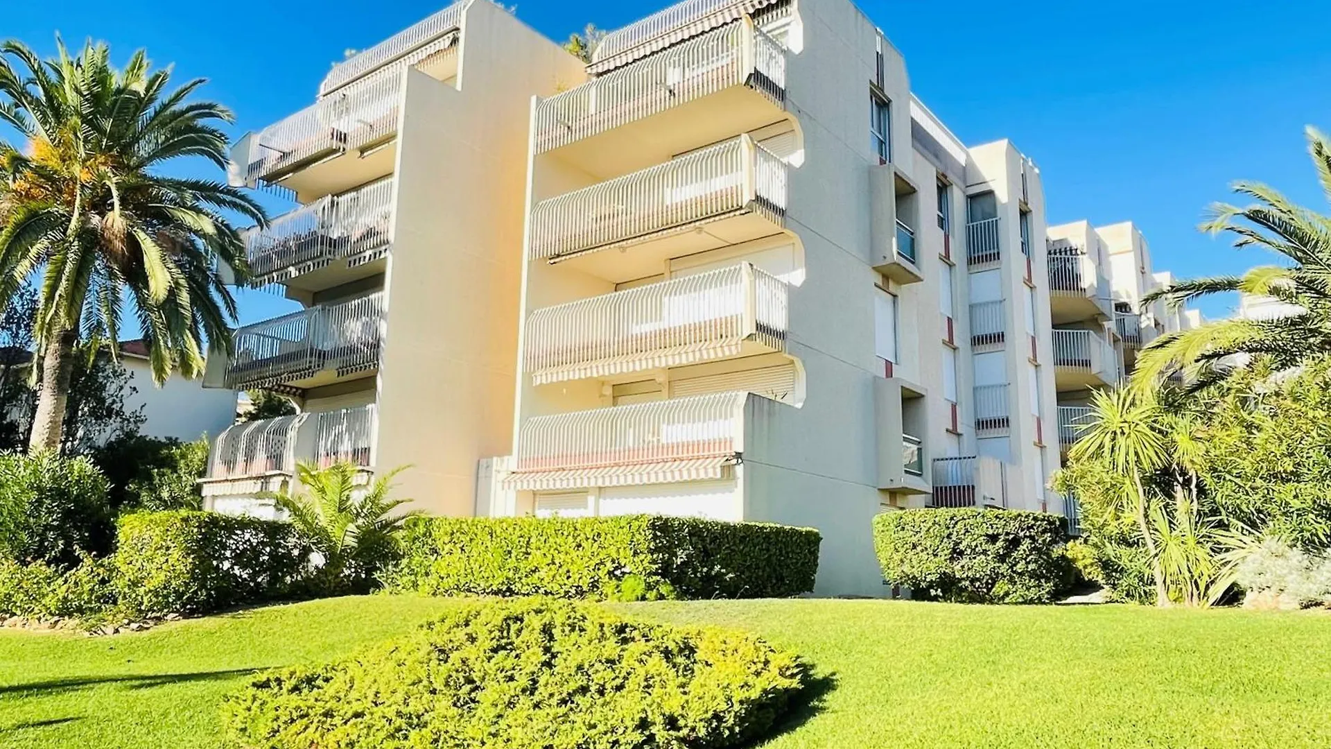 Appartement -Piscine- Proche Bord De Mer Et Centre Saint-Raphaël 法国